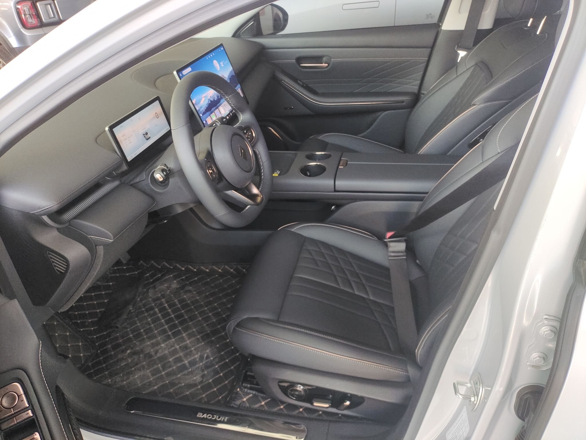 المقاعد الأمامية داخل السيارة