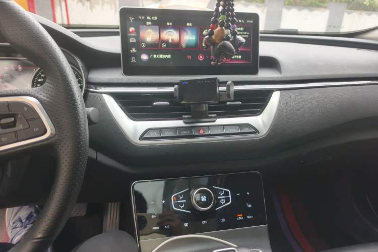 Used Hongqi H5 2022 Classic Model Facelift 1.8T Automatic Smart Connect Flagship Edition Audio And AC Panel