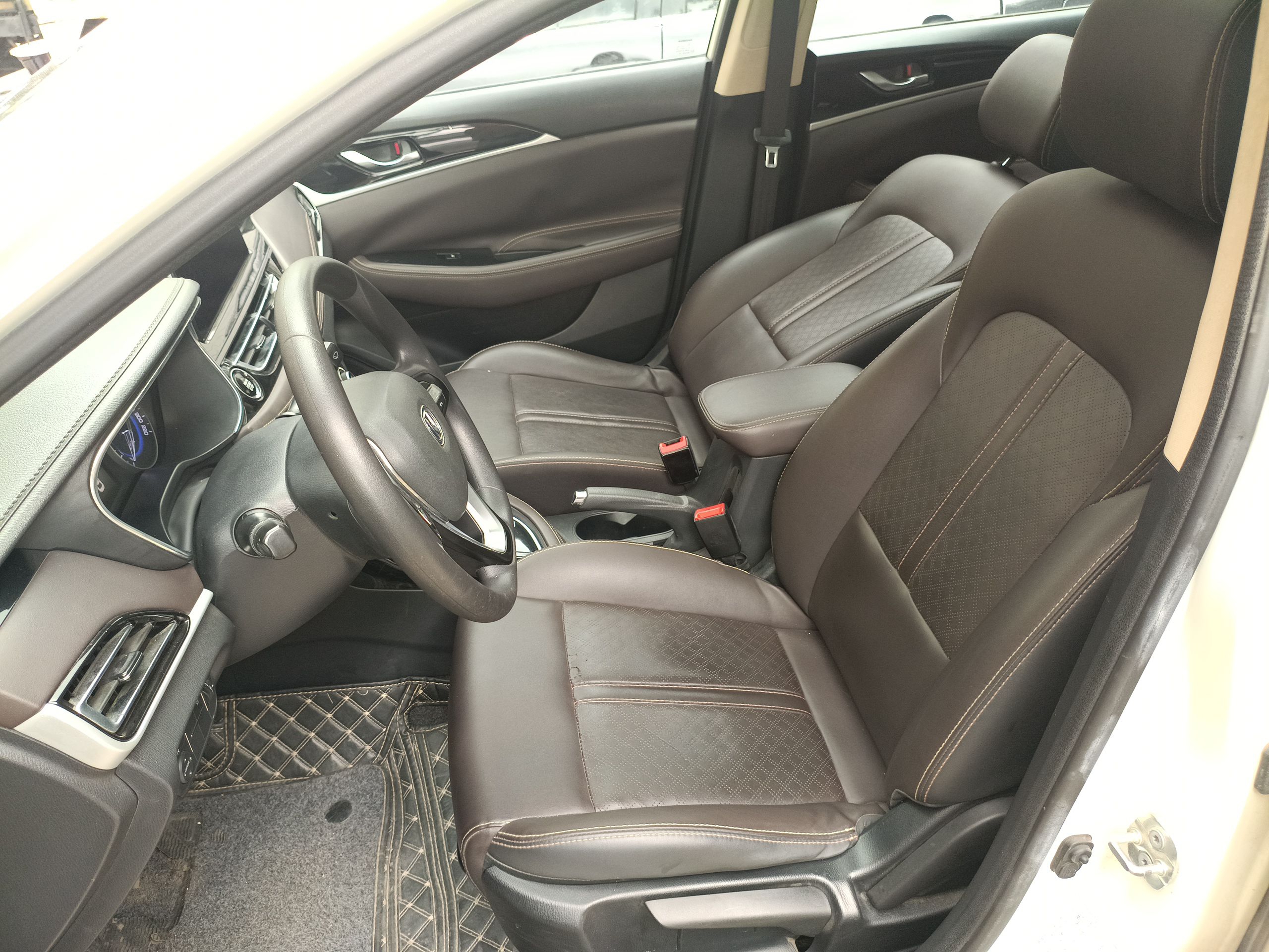 Переднее сиденье в автомобиле