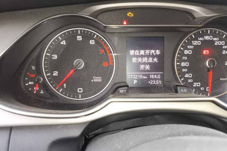 Used Audi A4L 2015 35 TFSI Automatic Standard Model Odometer Close Up