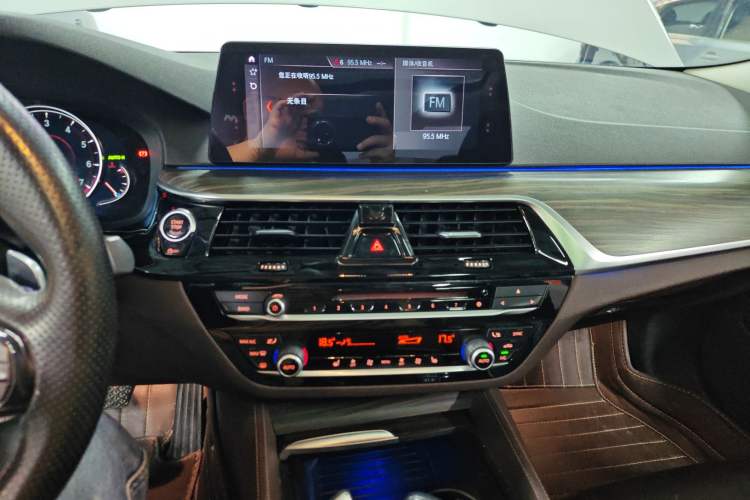 Used BMW 5 Series 2018 530Li xDrive Luxury Package Audio And AC Panel