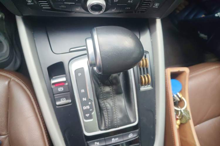 Used Audi Q5 2017 Plus 40 TFSI Ambition Model Gear Lever