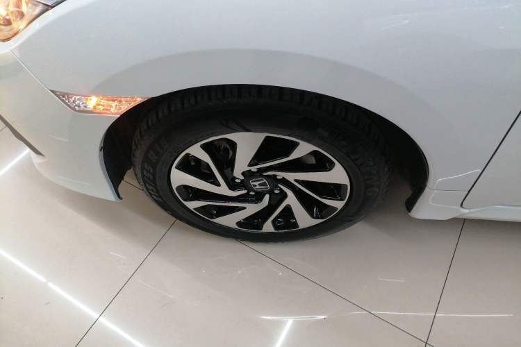 Used Honda Civic 2016 220TURBO Manual Luxury Edition Left Front Wheel Hub