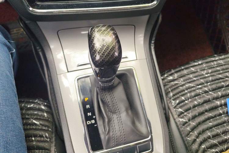 Used Roewe RX5 2016 20T Two-Wheel Drive Automatic Internet Smart Edition Gear Lever