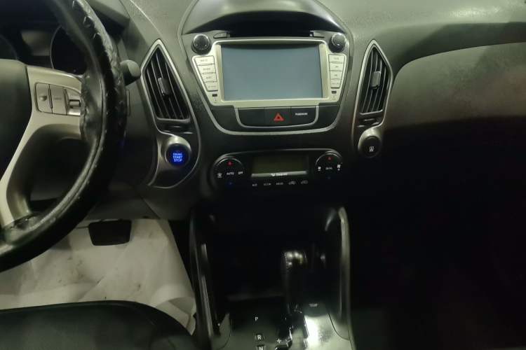 Used Hyundai ix35 2015 2.0L Automatic 2WD Smart Type China IV Audio And AC Panel