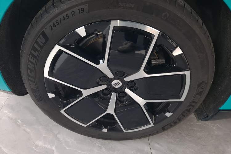 Used Xiaomi Auto SU7 2024 Rear-Drive Ultra-Long Range Advanced Pro-Level Intelligent Driving Version Right Rear Wheel Hub