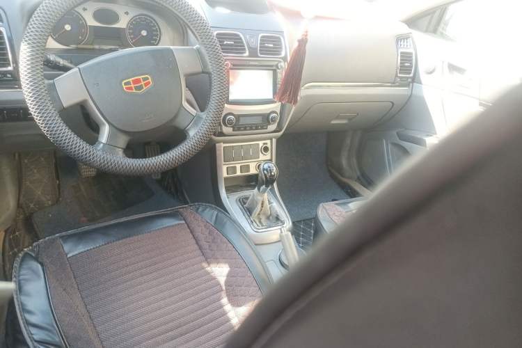 Used Geely Auto Classic Emgrand 2012 Hatchback 1.5L Manual Chao Yue Model Center Console