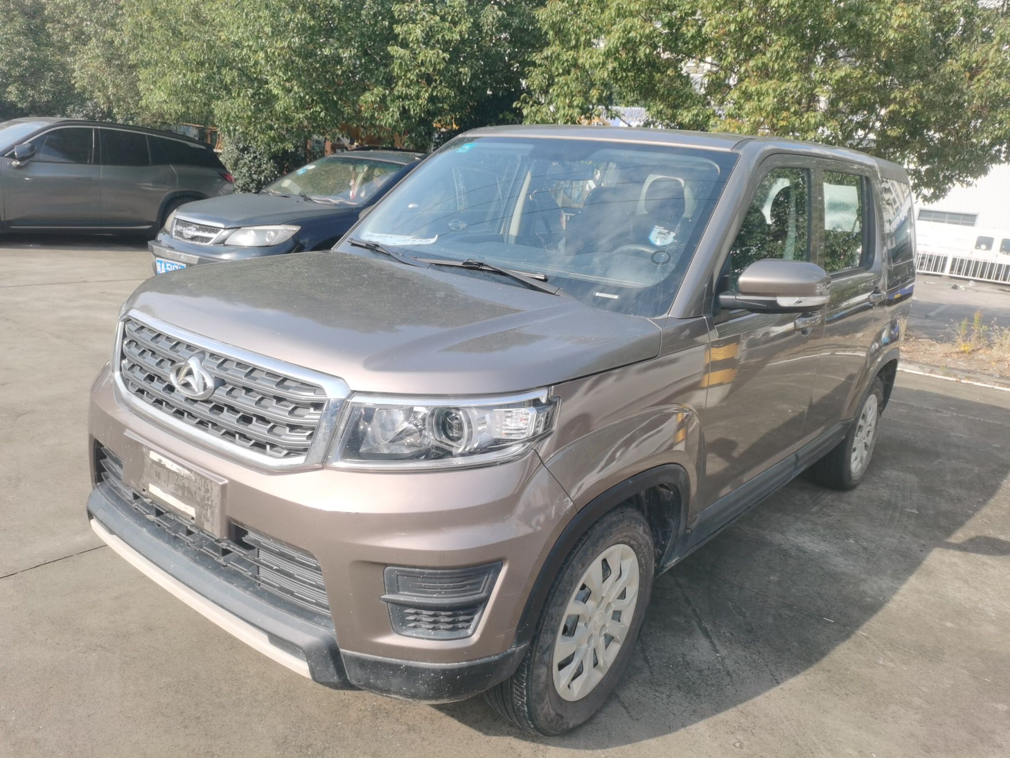 Под передней частью автомобиля