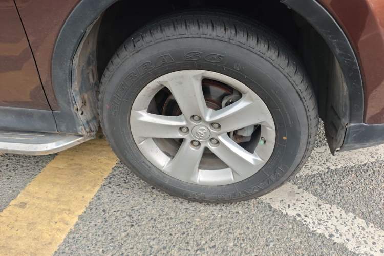 Used Toyota RAV4 2013 2.5L Automatic 4x4 Elite Edition Right Front Wheel Hub