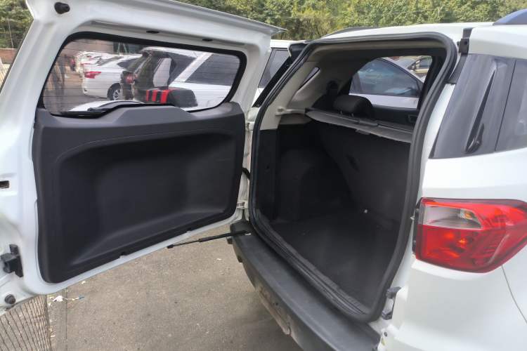 Used Ford EcoSport 2017 1.5L Manual Fashion Model Trunk