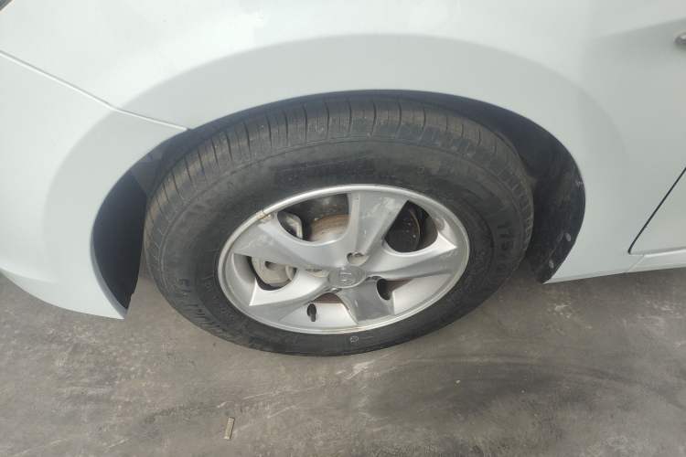 Used Hyundai Verna (older generation) 2014 1.4L Automatic Smart GLS Left Front Wheel Hub