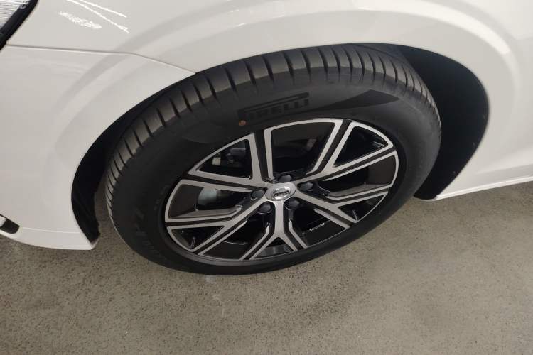 Used Volvo S60 2025 B4 Zhiyi Luxury Edition Left Front Wheel Hub