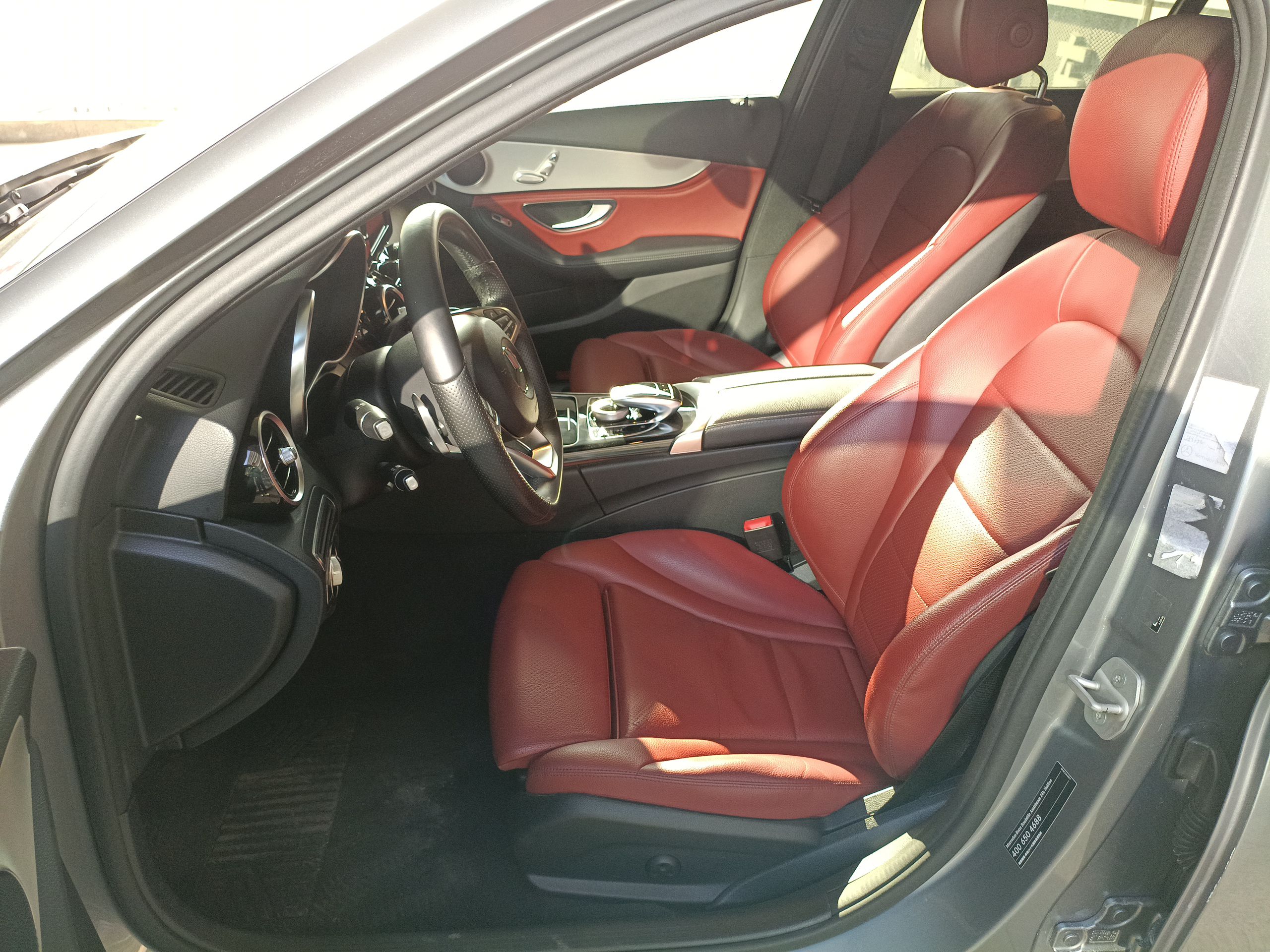 المقاعد الأمامية داخل السيارة