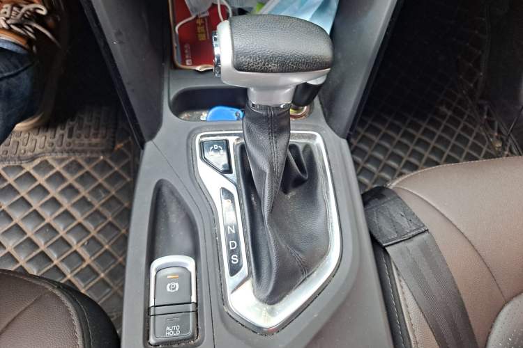 Used GAC Trumpchi GS4 2017 235T Automatic Two-Wheel Drive Luxury Smart Connectivity Version Gear Lever