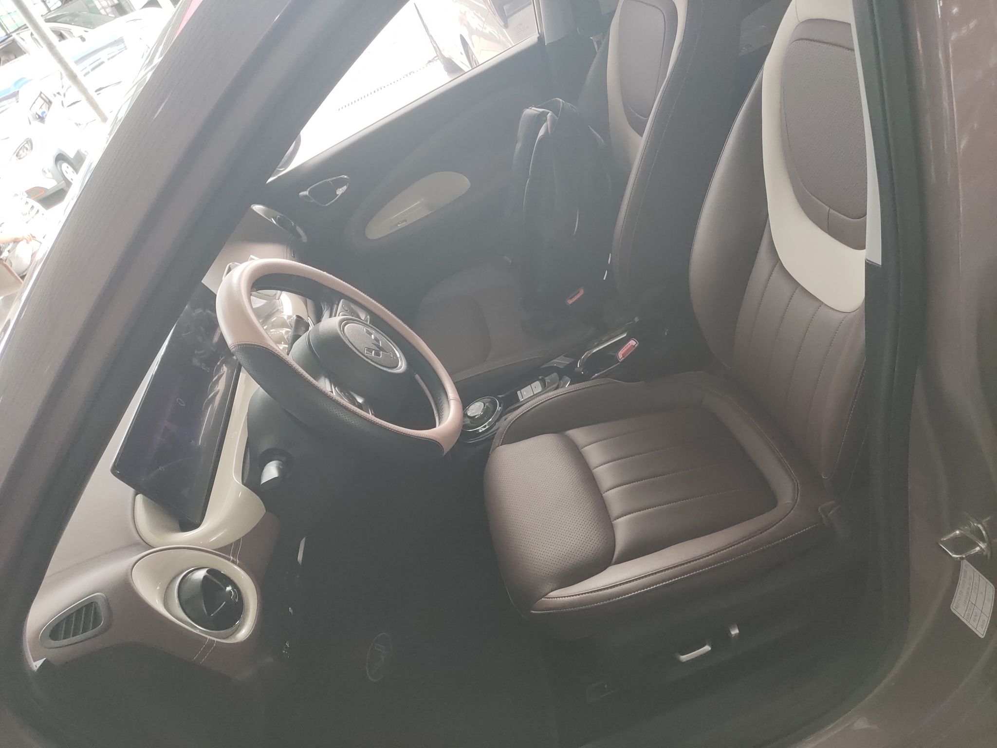 المقاعد الأمامية داخل السيارة