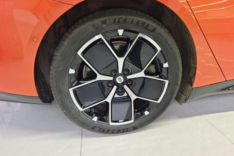 Used Xiaomi Auto SU7 2024 Rear-Drive Ultra-Long Range Advanced Pro-Level Intelligent Driving Version Right Rear Wheel Hub