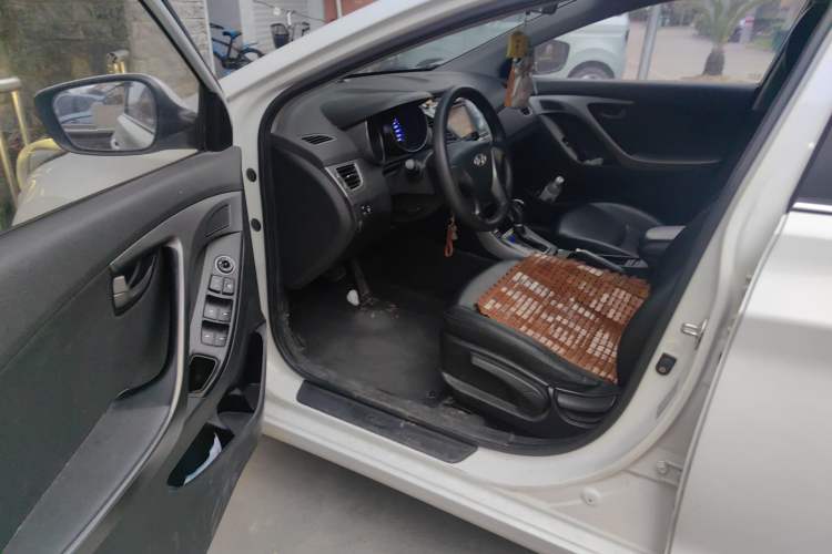 Used Hyundai Elantra (5th Generation / Langdong) 2016 1.6L Automatic Smart Version