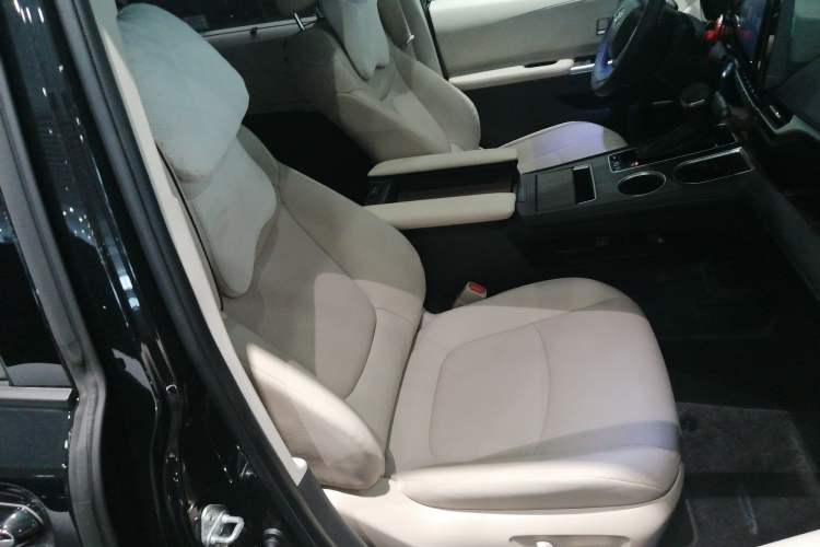 Used Toyota Sienna 2023 2.5L Hybrid Luxury Edition