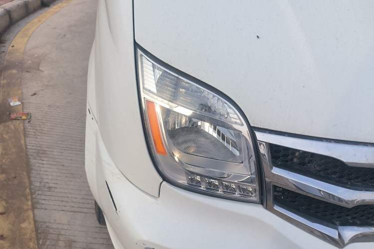 Used SAIC MAXUS Xintu V80 2020 2.5T Manual Classic City Delivery King Short Wheelbase Mid-Roof Design 2/3 Seats