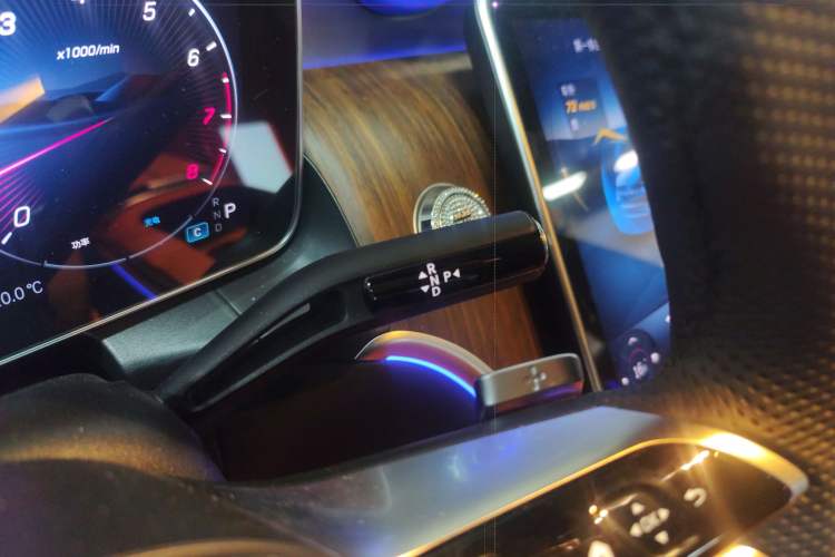 Used Mercedes-Benz GLC 2025 Refreshed GLC 300 L 4MATIC Dynamic Version 5 Seats Gear Lever