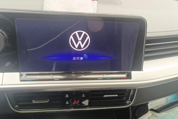 Used Volkswagen Tavendor 2024 380TSI All-Wheel-Drive R-Line Cruise Premium Edition Audio And AC Panel