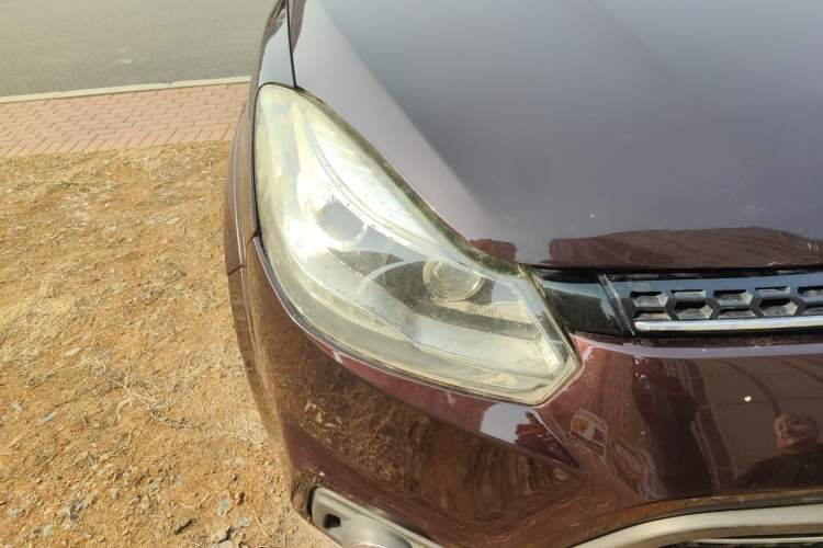 Used JMC Yusheng S350 2016 2.4T Automatic 4x4 Diesel Luxury 5-Seater Right Front Headlight