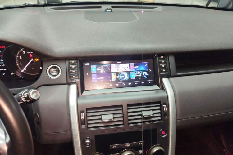 Used Land Rover Discovery Sport 2018 240 PS SE Version Audio And AC Panel