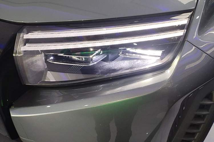 Used Formula Leopard Titanium 3 2025 501KM All-Wheel Drive Intelligent Driving Ultra Version Left Front Headlight