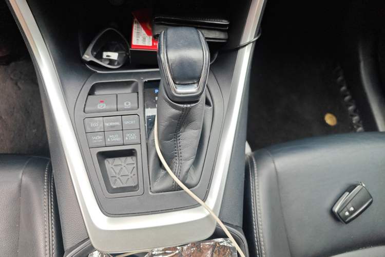 Used Toyota Wildlander 2021 2.0L CVT 4x4 Luxury Edition Gear Lever