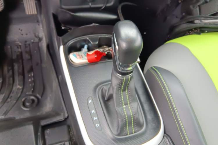 Used Roewe Clever 2021 302 km New Four-Seater Super-Efficient Version Gear Lever