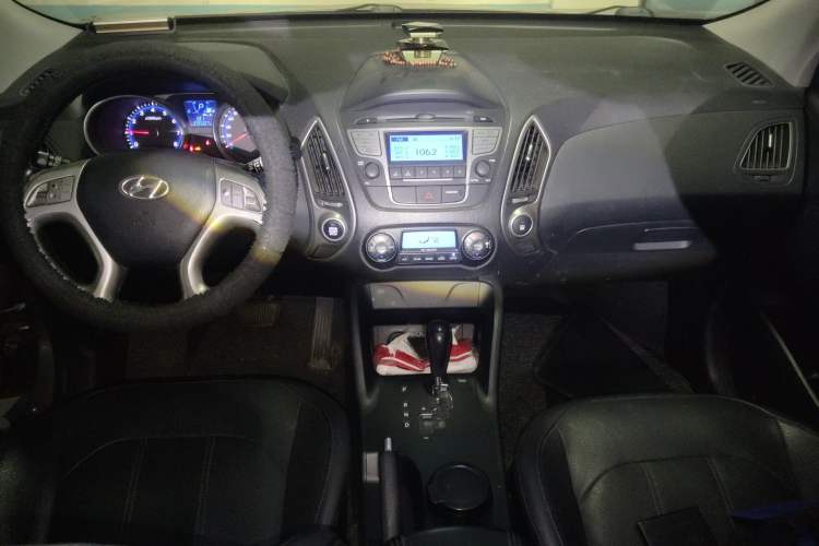 Used Hyundai ix35 2013 2.0L Automatic Two-Wheel Drive Smart GLS China IV Standard Center Console
