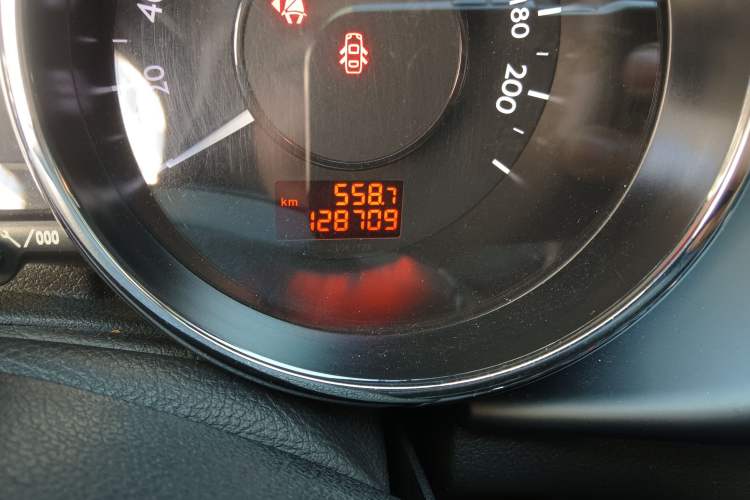 Used Peugeot 3008 2015 1.6THP Automatic Prestige Edition Odometer Close Up