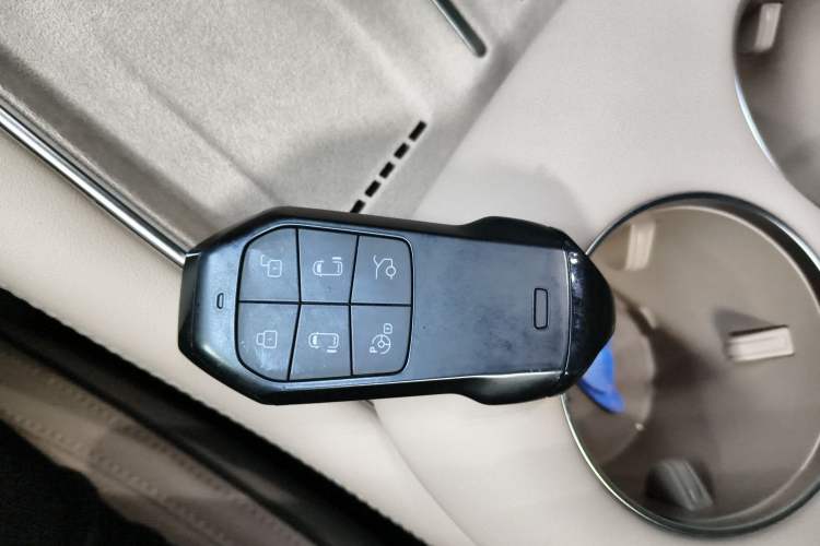 Used XPeng X9 2025 740 Ultra-Long Range Max
