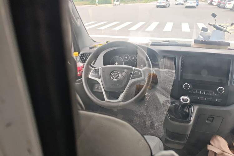Used Foton Toano 2023 Joy Elephant Van 2.0T Manual Long Wheelbase Mid-Roof Design Rear Single Tire 3-Seater