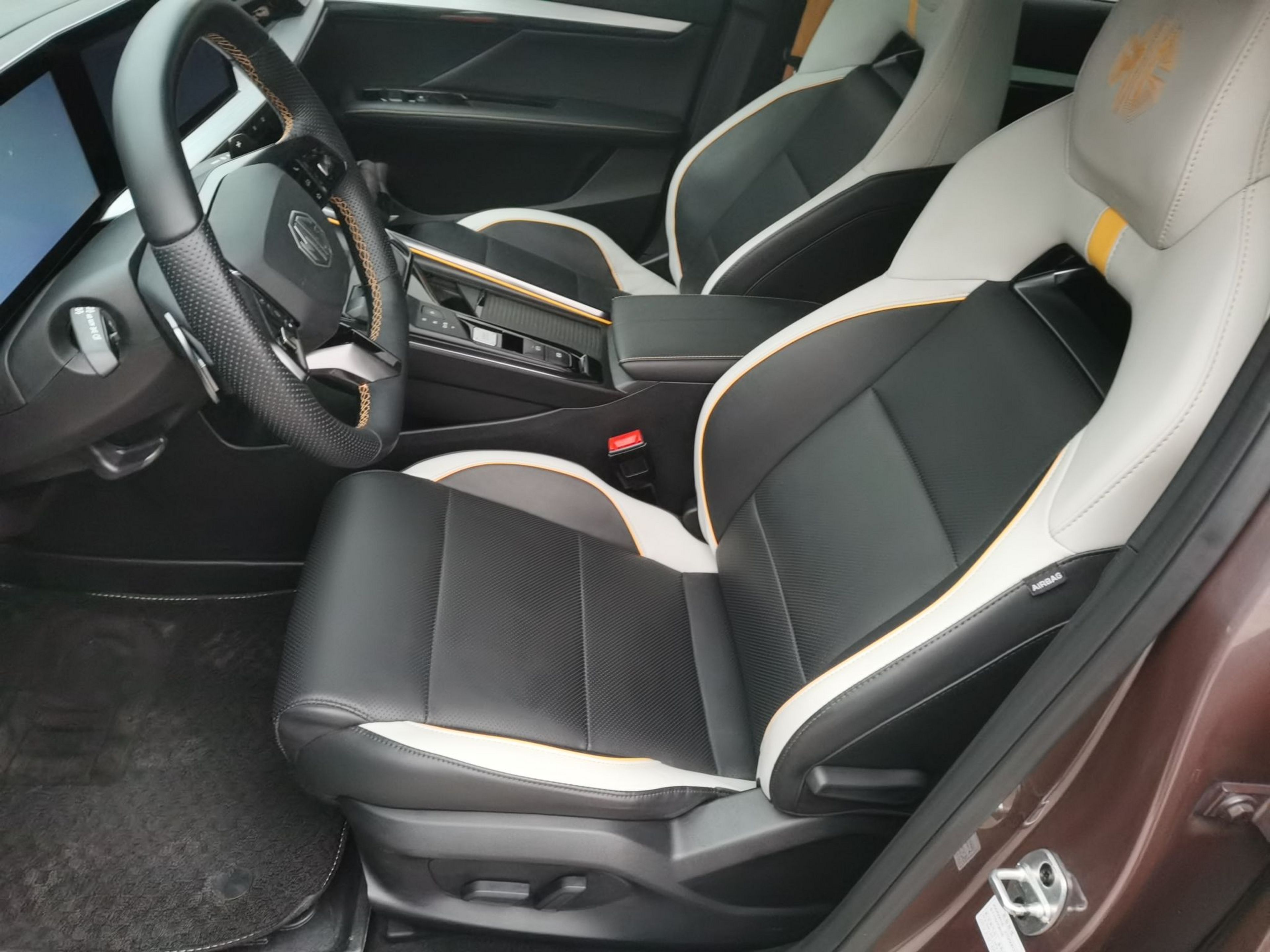 Переднее сиденье в автомобиле