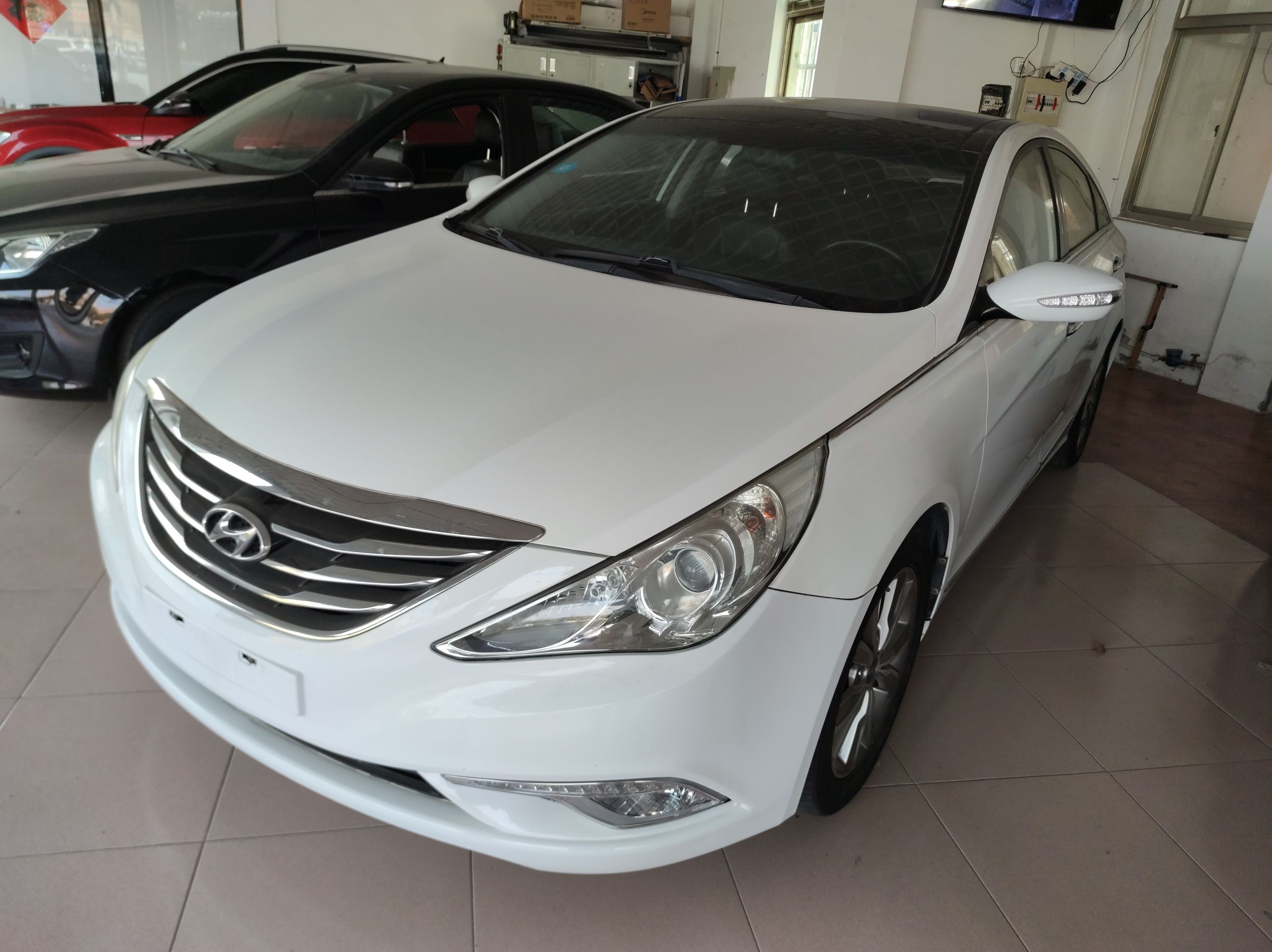 تحت مقدمة السيارة