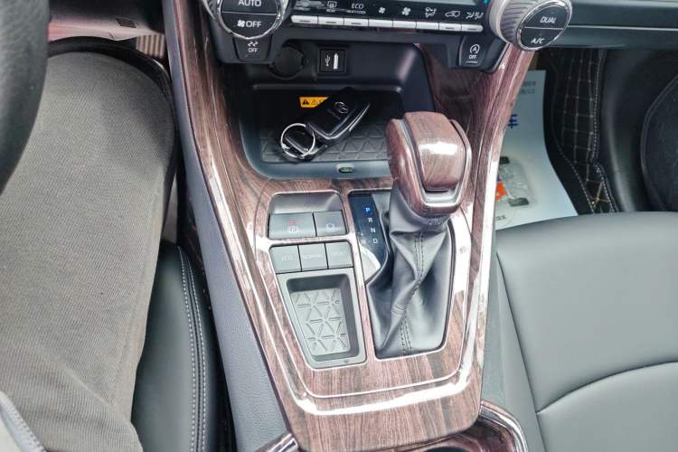 Used Toyota RAV4 2023 2.0L CVT Two-Wheel Drive Fashion Edition Gear Lever