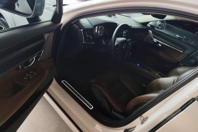Used Volvo V90 2017 Cross Country T5 AWD Prestige Edition
