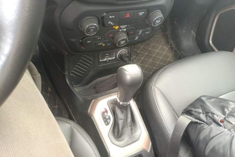 Used Jeep Renegade 2018 Connected Large Screen Version 180T Automatic Jingneng Version Gear Lever