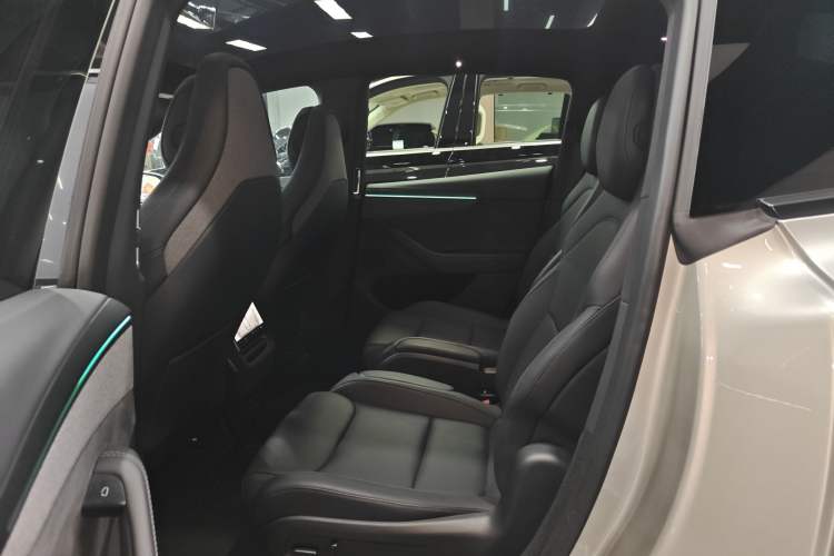 Used Tesla Model Y L 2025 Model Long-Range All-Wheel-Drive Version
