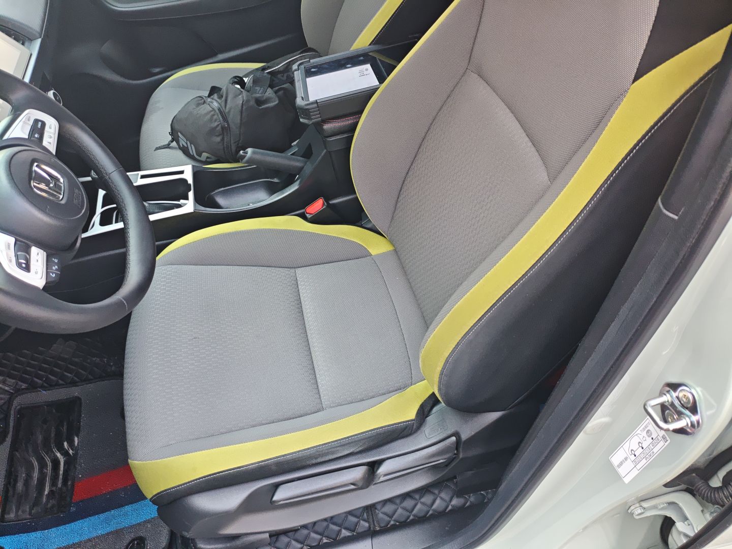 المقاعد الأمامية داخل السيارة