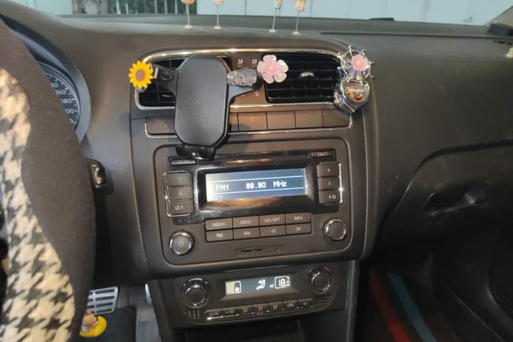 Used Volkswagen Polo 2012 1.6L Cross Polo Automatic Transmission Audio And AC Panel