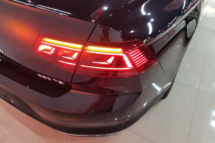 Used Volkswagen Magotan 2023 2 Million Units Limited-Edition 280TSI DSG Comfort Version Right Rear Taillight
