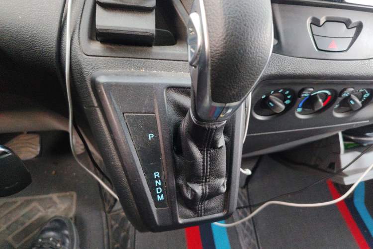 Used Ford Transit 2020 2.0T Gasoline Automatic Multi-Function Commercial Vehicle Mid-axle Low-roof Design with Dual Rear Doors Meeting China VI Emission Standards