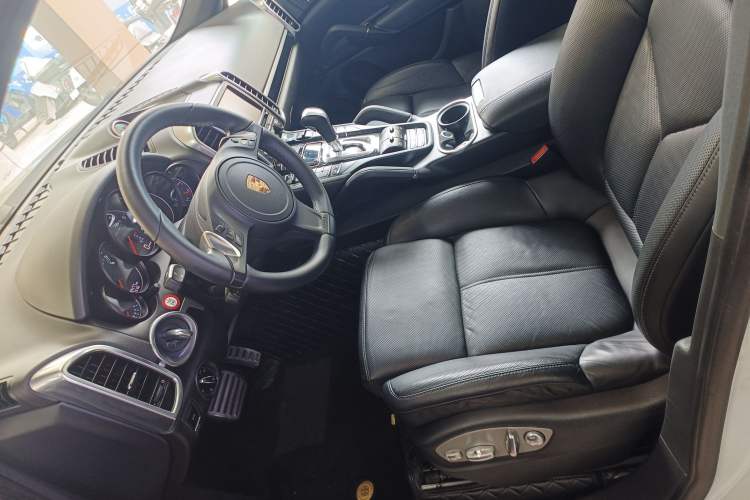 Used Porsche Cayenne 2014 Cayenne Platinum Edition 3.0T Left Front Seat