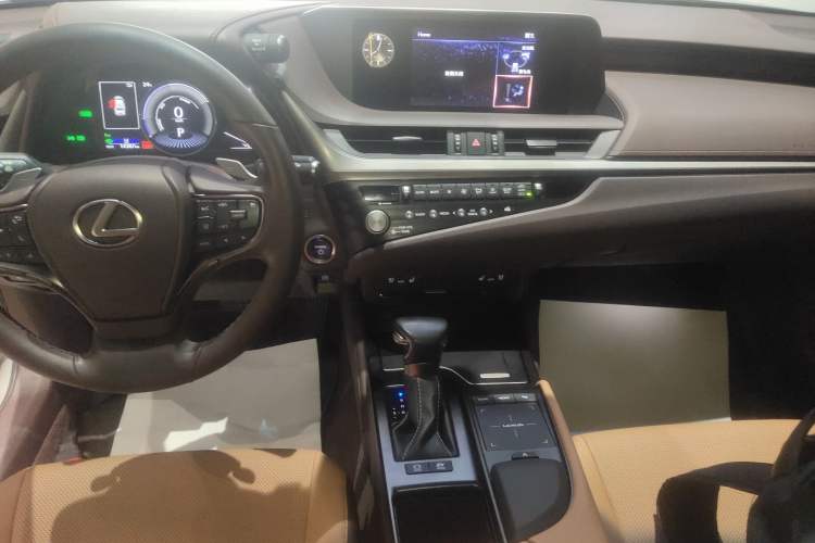 Used Lexus ES 2020 300h Deluxe Edition
