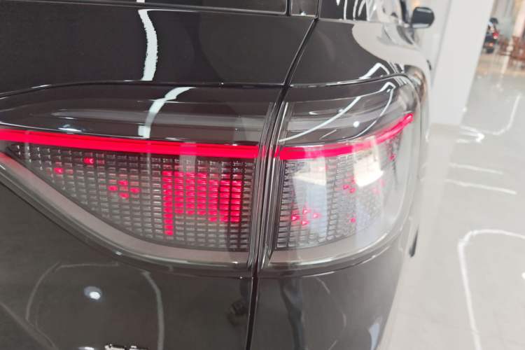 Used Hima AITO M9 2025 Extended-Range Ultra Version 52 kWh 6-Seater Right Rear Taillight