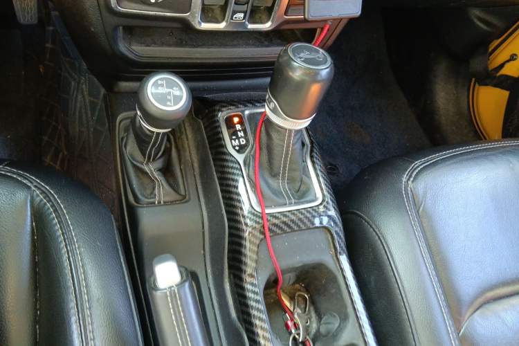 Used Jeep Wrangler 2019 2.0T Sahara Four-Door Version China VI Emission Standard Gear Lever