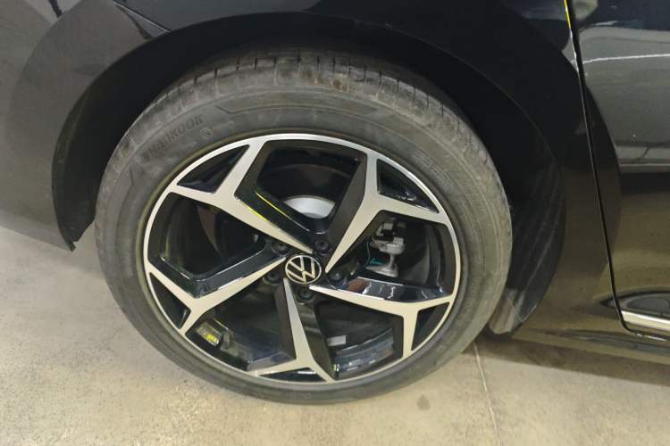 Used Volkswagen Passat 2025 Outstanding Model 380TSI Starry Dragon Glorious Edition Right Rear Wheel Hub