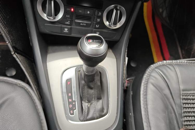 Used Audi Q3 2013 35 TFSI Ambition Edition Gear Lever